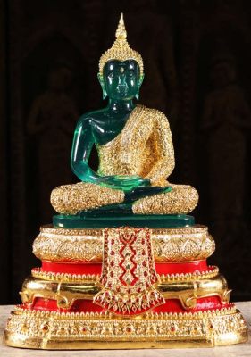  The Emerald Buddha - A Miniature Marvel of Thai Religious Iconography and Gilded Splendor!